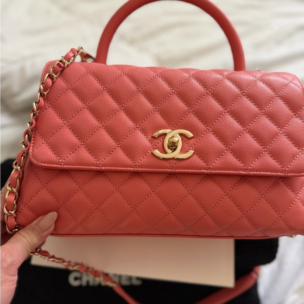 CHANEL Quilted Shoulder Bag in Coral Pink with Gold Hardware - Picture 4 of 8